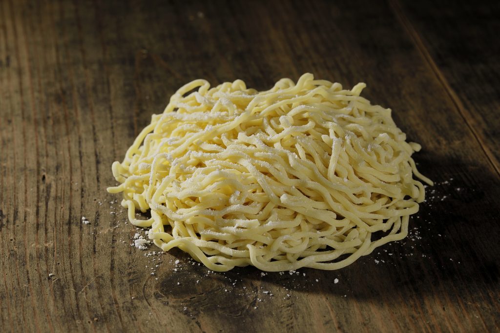 喜多方ラーメンの平打ち縮れ麺 多加水麺のアップ